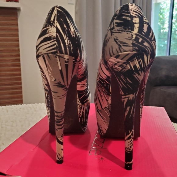 Black/White Patterned Peep Toe Stilettos by Shoe Dazzle Size 8 - Picture 6 of 8